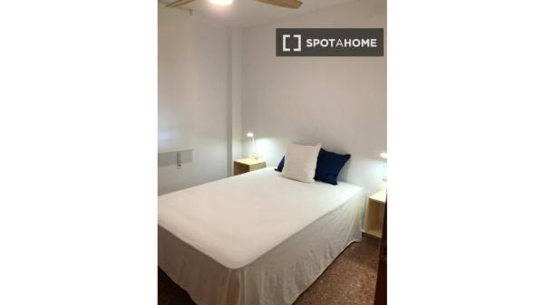 Room for rent in 4-bedroom apartment in Aduanas, Jávea