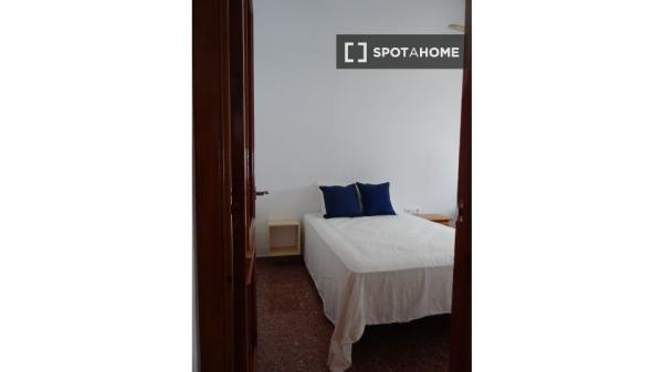 Room for rent in 4-bedroom apartment in Aduanas, Jávea