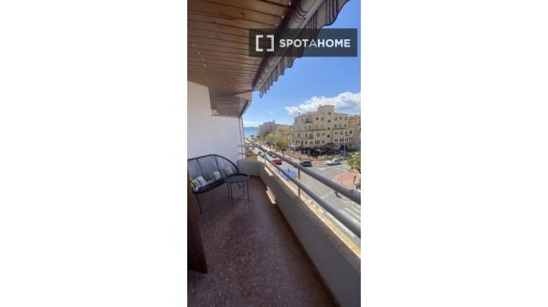 Aluga-se quarto em apartamento de 4 quartos em Aduanas, Jávea