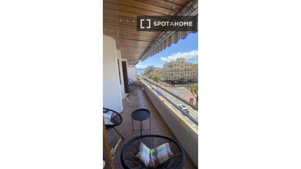 Room for rent in 4-bedroom apartment in Aduanas, Jávea