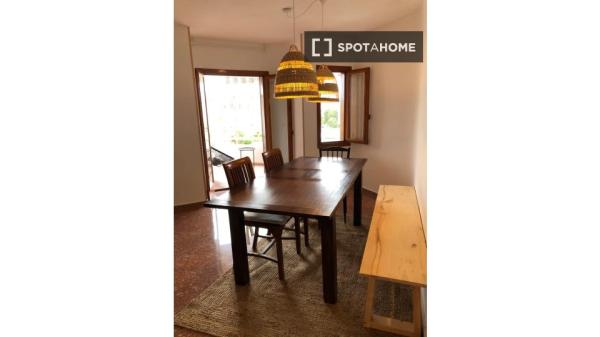 Room for rent in 4-bedroom apartment in Aduanas, Jávea