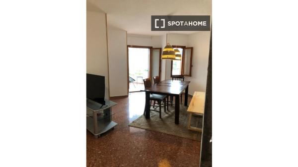 Room for rent in 4-bedroom apartment in Aduanas, Jávea