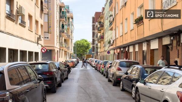 Quarto para alugar em apartamento de 3 quartos em Barcelona