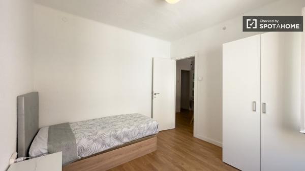 Quarto para alugar em apartamento de 3 quartos em Barcelona