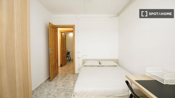 Chambre à louer dans un appartement de 5 chambres à Badalona, Barcelone