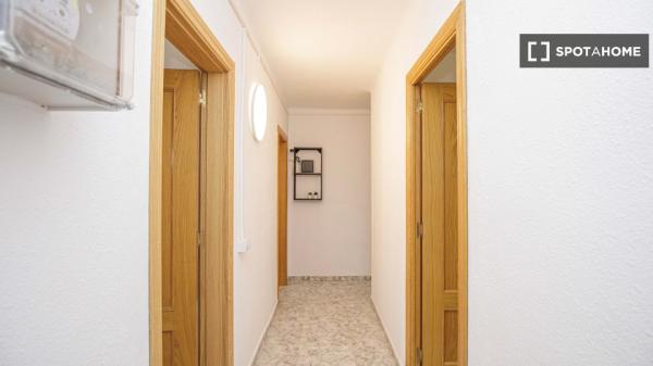 Chambre à louer dans un appartement de 5 chambres à Badalona, Barcelone