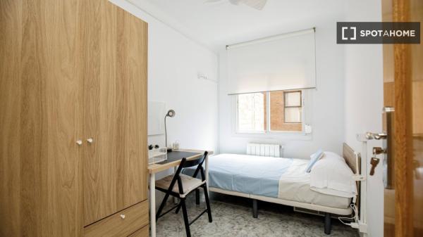 Chambre à louer dans un appartement de 5 chambres à Badalona, Barcelone