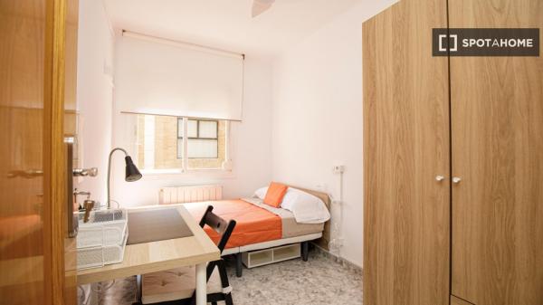 Chambre à louer dans un appartement de 5 chambres à Badalona, Barcelone