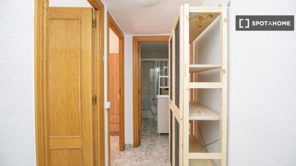 Chambre à louer dans un appartement de 5 chambres à Badalona, Barcelone