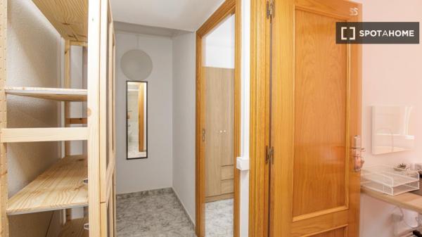 Chambre à louer dans un appartement de 5 chambres à Badalona, Barcelone