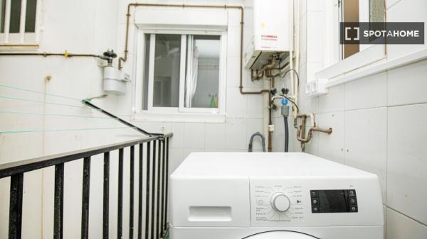 Chambre à louer dans un appartement de 5 chambres à Badalona, Barcelone