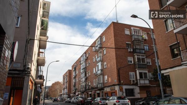 Se alquila habitación en piso de 4 habitaciones en Alcalá de Henares