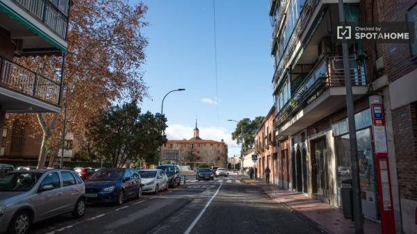 Stanza in affitto in appartamento con 4 camere da letto ad Alcalá de Henares