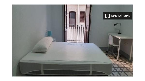 ¡OFERTA DE TIEMPO LIMITADO! Habitación en piso de 6 habitaciones en el Centro de Granada