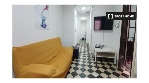 ¡OFERTA DE TIEMPO LIMITADO! Habitación en piso de 6 habitaciones en el Centro de Granada