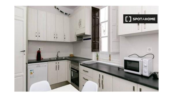 ¡OFERTA DE TIEMPO LIMITADO! Habitación en piso de 6 habitaciones en el Centro de Granada