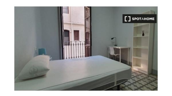 ¡OFERTA DE TIEMPO LIMITADO! Habitación en piso de 6 habitaciones en el Centro de Granada