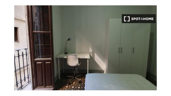 ¡OFERTA DE TIEMPO LIMITADO! Habitación en piso de 6 habitaciones en el Centro de Granada