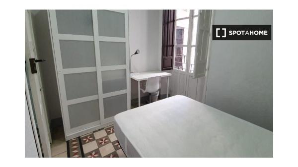 ¡OFERTA DE TIEMPO LIMITADO! Habitación en piso de 6 habitaciones en el Centro de Granada