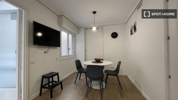 Piso de 3 habitaciones en alquiler en Raval Roig, Alicante