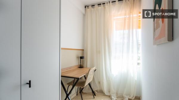 Se alquila habitación en piso compartido en Alicante