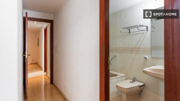 Se alquila habitación en piso compartido en Alicante