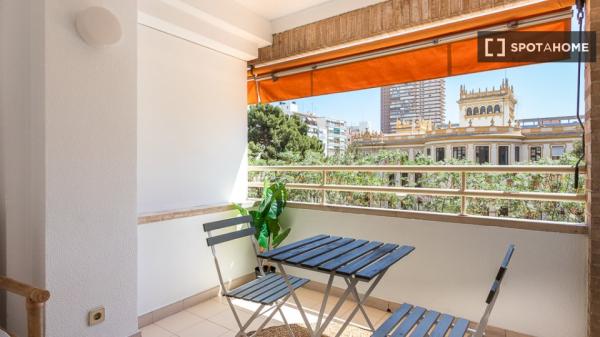 Se alquila habitación en piso compartido en Alicante