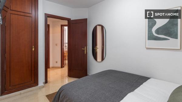 Se alquila habitación en piso compartido en Alicante