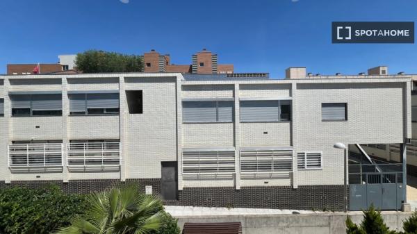 Se alquila habitación en piso de 5 habitaciones en Valverde, Madrid