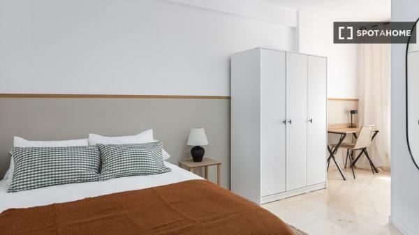 Se alquila habitación en piso compartido en Alicante