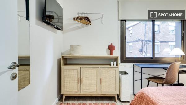 Se alquila habitación en apartamento de 3 dormitorios en Barcelona