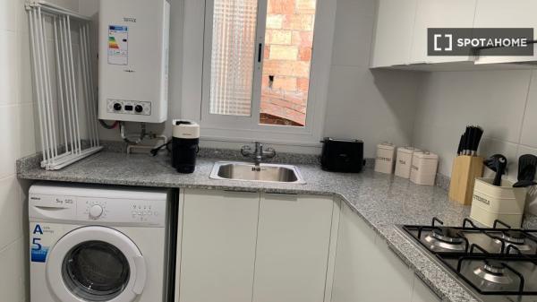 Se alquila habitación en apartamento de 3 dormitorios en Barcelona