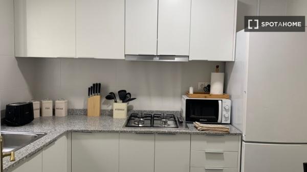 Se alquila habitación en apartamento de 3 dormitorios en Barcelona