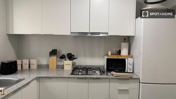 Se alquila habitación en apartamento de 3 dormitorios en Barcelona