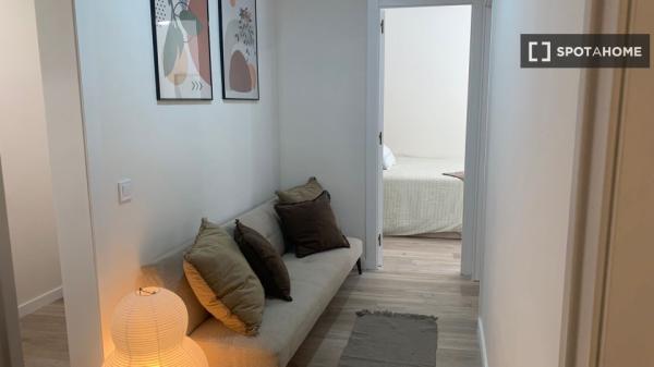 Se alquila habitación en apartamento de 3 dormitorios en Barcelona