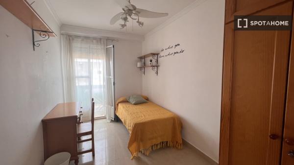 Apartamento de 3 dormitorios en alquiler en Nervión, Sevilla