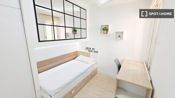 Quarto em apartamento de 4 quartos para alugar em Granada