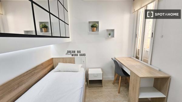 Quarto em apartamento de 4 quartos para alugar em Granada