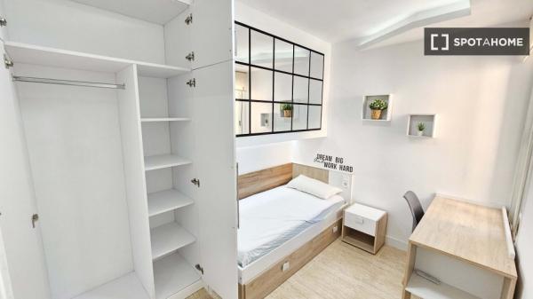 Quarto em apartamento de 4 quartos para alugar em Granada