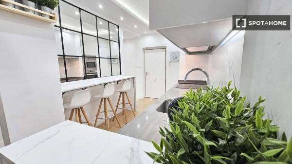 Quarto em apartamento de 4 quartos para alugar em Granada