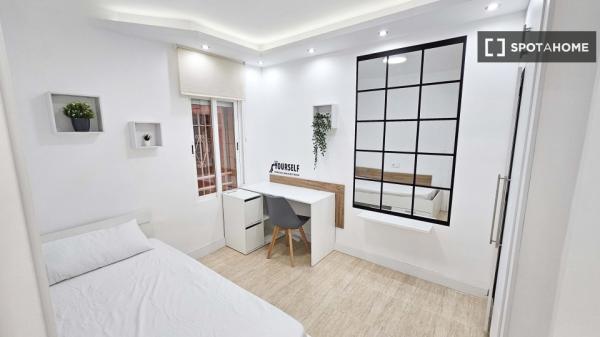 Quarto em apartamento de 4 quartos para alugar em Granada