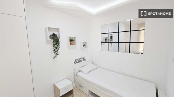 Quarto em apartamento de 4 quartos para alugar em Granada