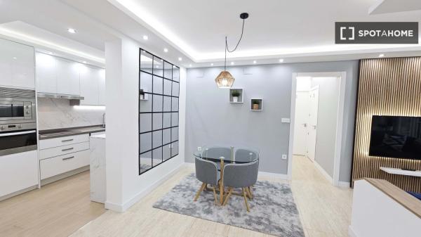 Quarto em apartamento de 4 quartos para alugar em Granada