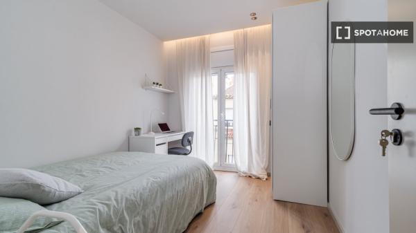 Room for rent in 13-bedroom apartment in Barcelona