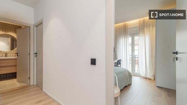 Room for rent in 13-bedroom apartment in Barcelona