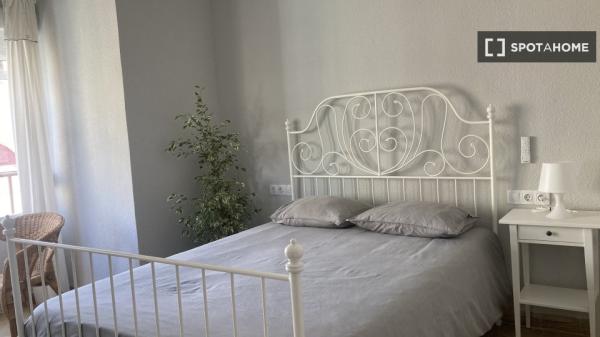 Room for rent in 4-bedroom apartment in Mercado, Alicante