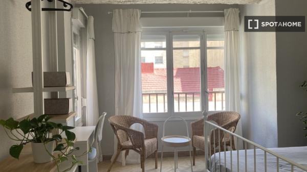 Room for rent in 4-bedroom apartment in Mercado, Alicante