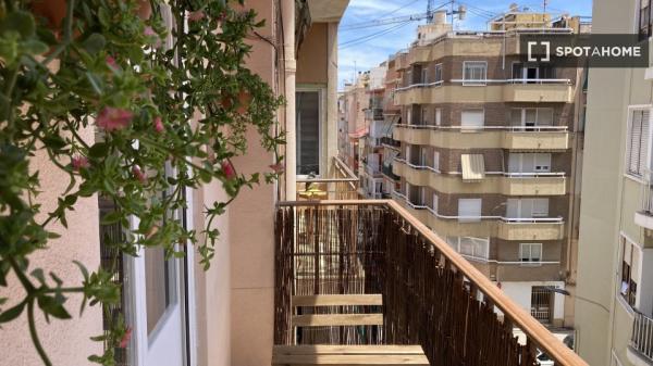 Aluga-se quarto em apartamento de 4 quartos no Mercado, Alicante