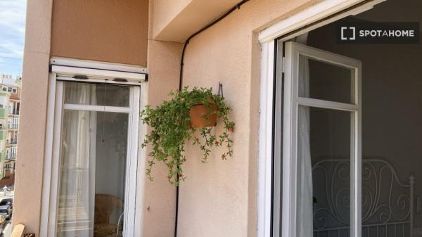 Room for rent in 4-bedroom apartment in Mercado, Alicante