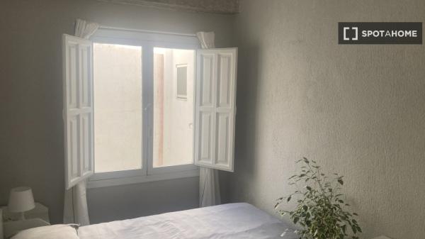 Room for rent in 4-bedroom apartment in Mercado, Alicante